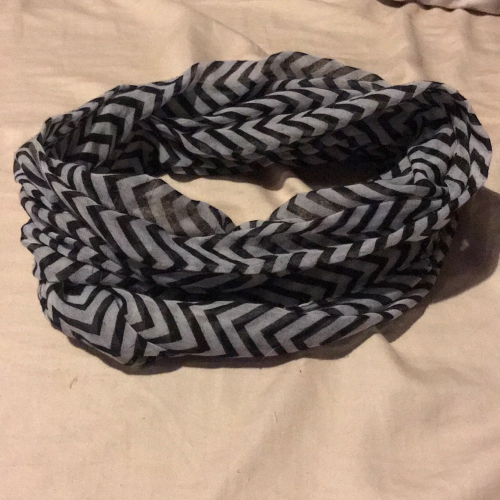 Chevron infinity scarf in black and grey